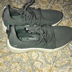 Sz 6 puma sneakers